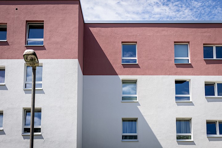 Blick auf eine fertig gedämmte, sanierte und mit frischer Farbe verwandelte Fassade …