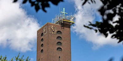 Die Heilig-Geist-Kirche ziert aktuell ein Hängegerüst in 34 Metern Höhe.