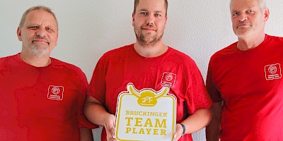 Jörg Nolten, Marcel Mingst und Uwe Nuyken (v.l.n.r.) freuen sich gemeinsam über die Ehrung zum Brückinger Teamplayer.