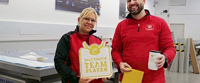 Tanja Frenke wurde von Simon Hartmann zur Brückinger-Teamplayerin geehrt.