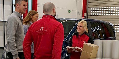 In der Halle zur Kfz-Beschriftung wurde Tanja Frenke überrascht.