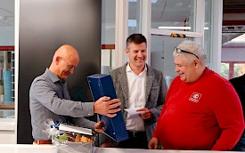 Marco Kiebel und Christian Spiller überreichen Manfred ein kleines Abschiedsgeschenk.